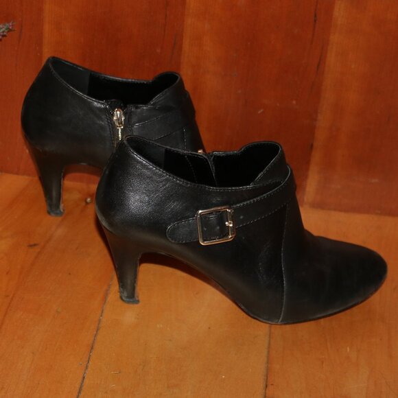 Vince Camuto Vonilesa Black Leather w Strap & Buckle Low Ankle Booties Sz 7 - Picture 1 of 6